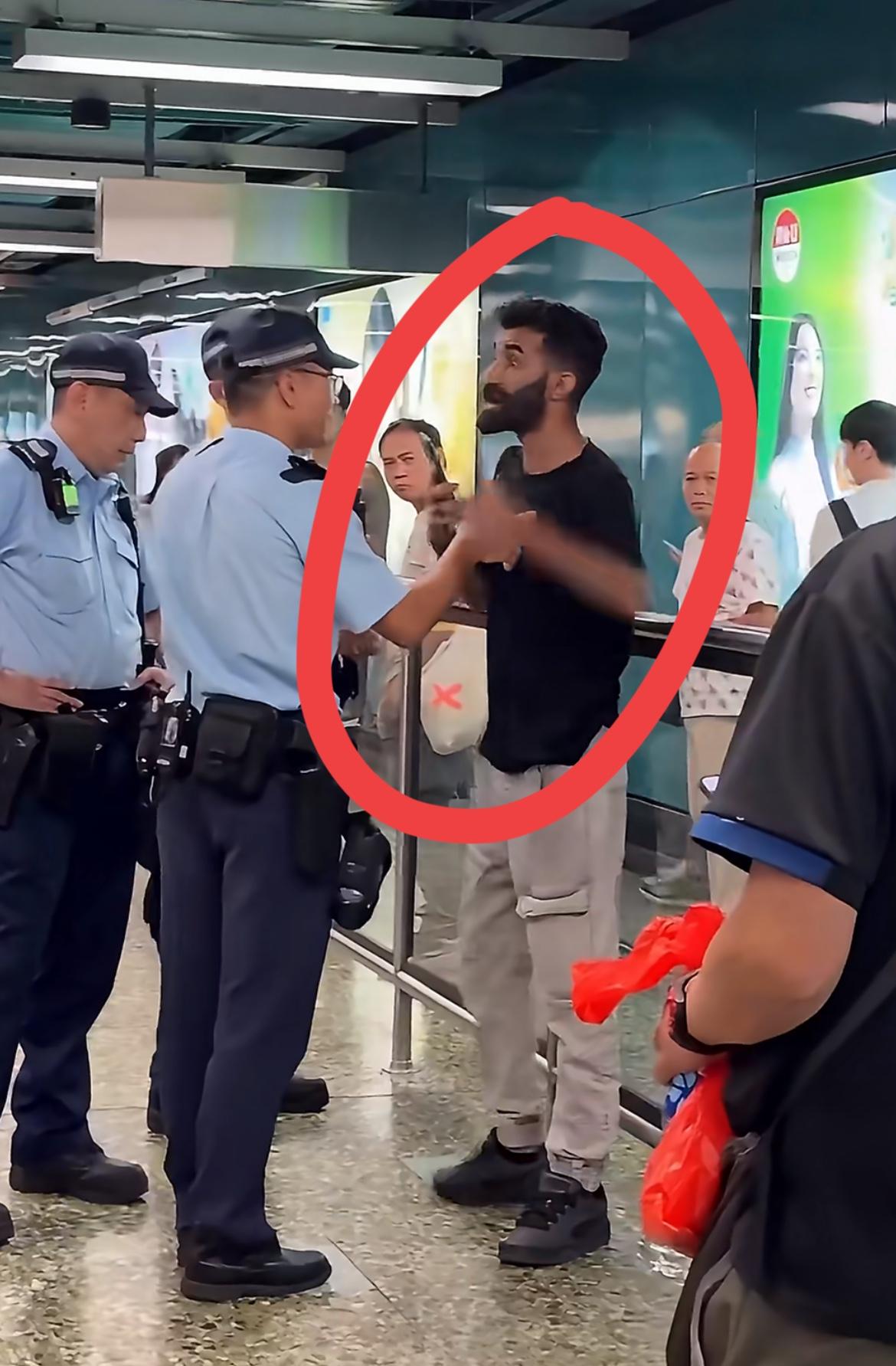 一名印巴裔男子在香港地铁站硬刚三名警察的画面引起巨大热议，这名男子操着一口流利的