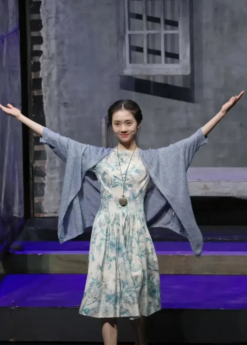 黄磊我是真不好意思说你了， 你女儿才19岁，怎么在台上这么放得开？看她表演的样子