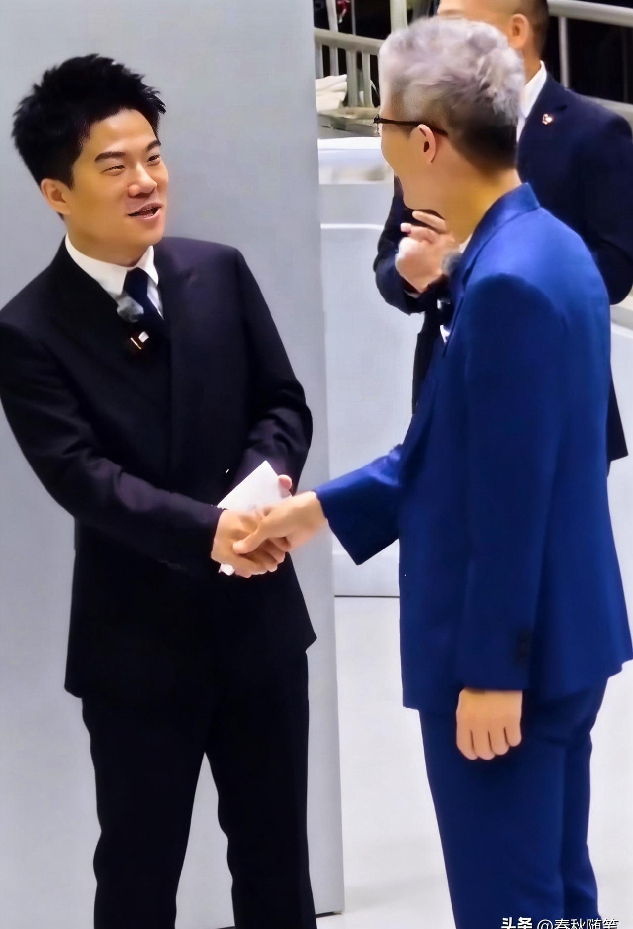 别信什么“谦虚就一定虚”，你要知道，这种姿态可不是随便学学就能“装得”。董宇