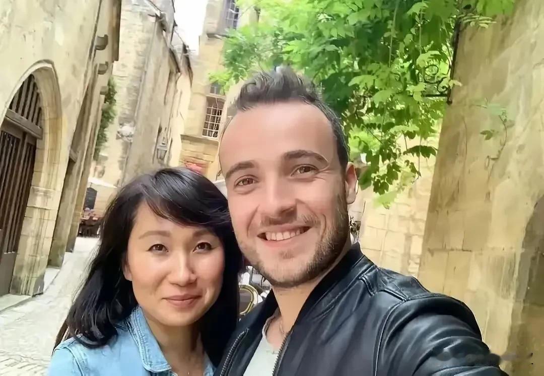 你发现了吗？很多乒乓球选手都找了亚裔媳妇。西蒙的媳妇也是温州人，大布媳妇是