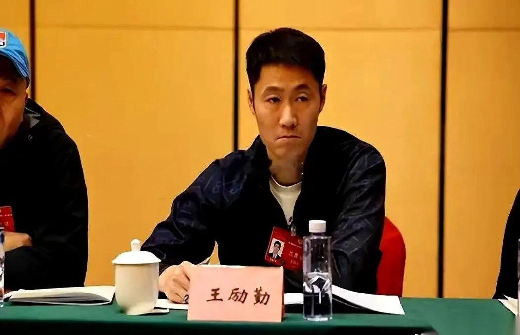 假如伦敦世乒赛男团真的失守，全网第一个被“开庭”的人，可能不是场上的队员。不是