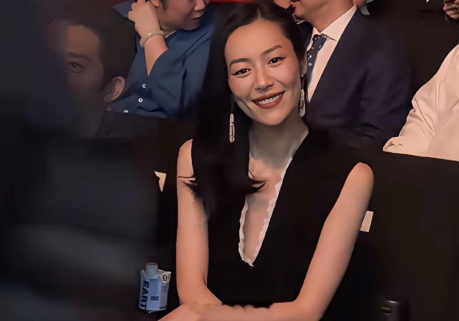 井柏然评论区被冲了，但我一点也不同情他，明星当到这份上，哪有笨的，他比谁都知道，这个节骨眼上带刘雯去