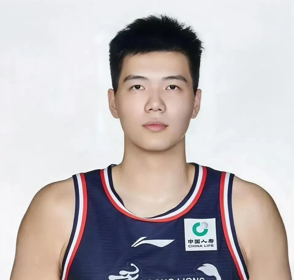 真的没人觉得焦泊乔很懂事吗？才24岁，不仅探班中国男篮，还想带伤复出打亚洲杯