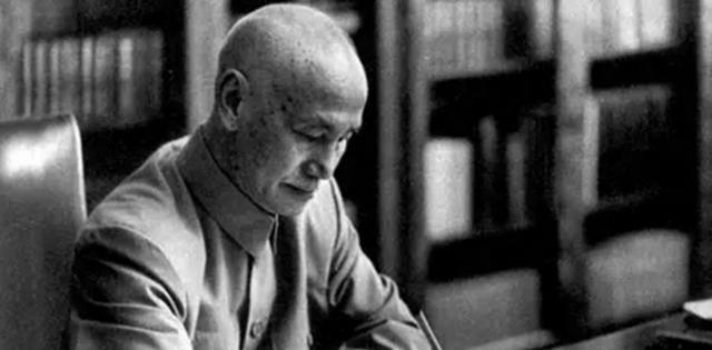 1955年，我国授衔结束后，蒋介石也很快得知了消息。当下属将十大元帅的名单，呈到