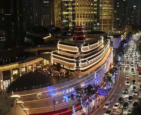 上海兴业太古汇的LV巨轮新地标亮灯，开启城市新景观。这是LV全球第三座建筑物，