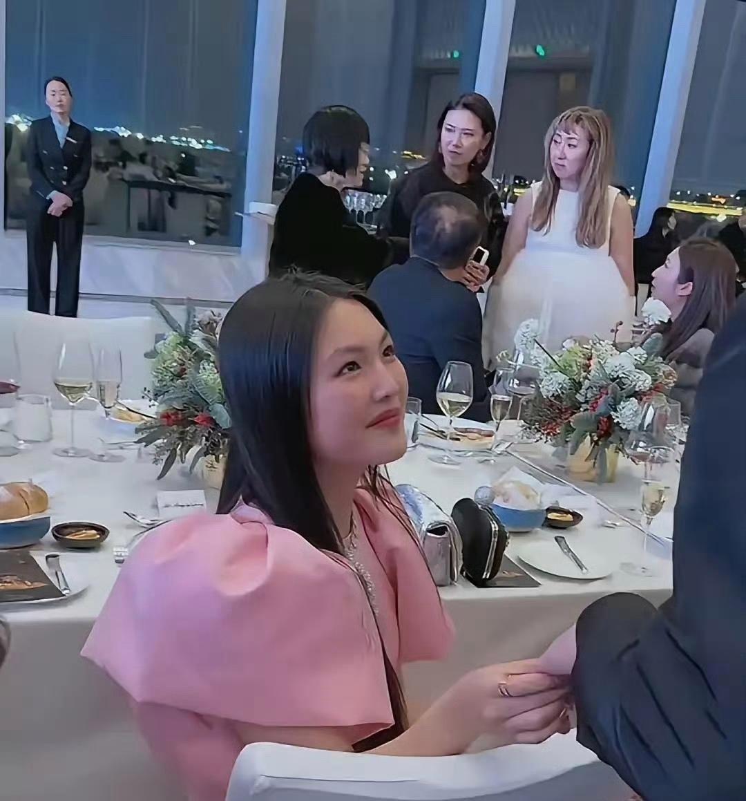 看了王诗龄才知道，普通人学的是穿着，有内涵的人学的是礼仪啊！