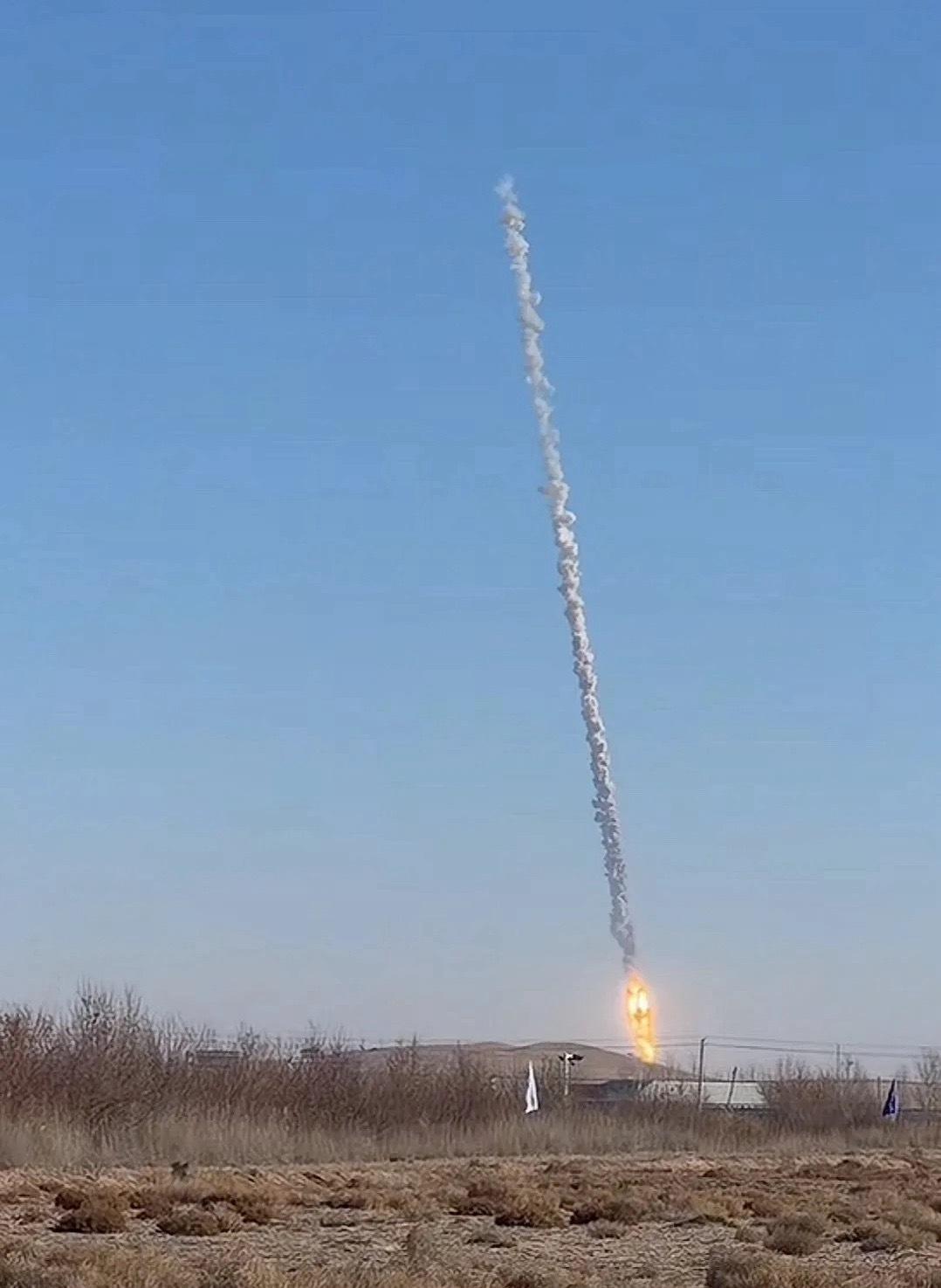 朱雀三号火箭在万众瞩目下完成中国首次民营可回收火箭的轨道级发射与回收尝试，卫星成