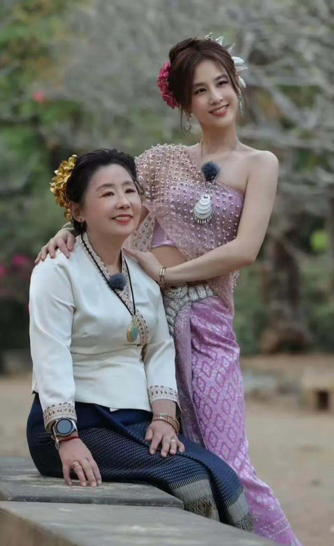 黄圣依和母亲一起在西双版纳拍摄节目她的妈妈好像傅首尔呀黄圣依穿傣族服饰真好看