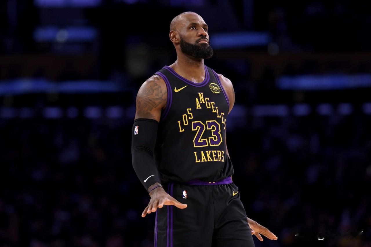 打到现在，本赛季状元得分榜排名，詹姆斯又排进前五了！1、场均得分超过25分的