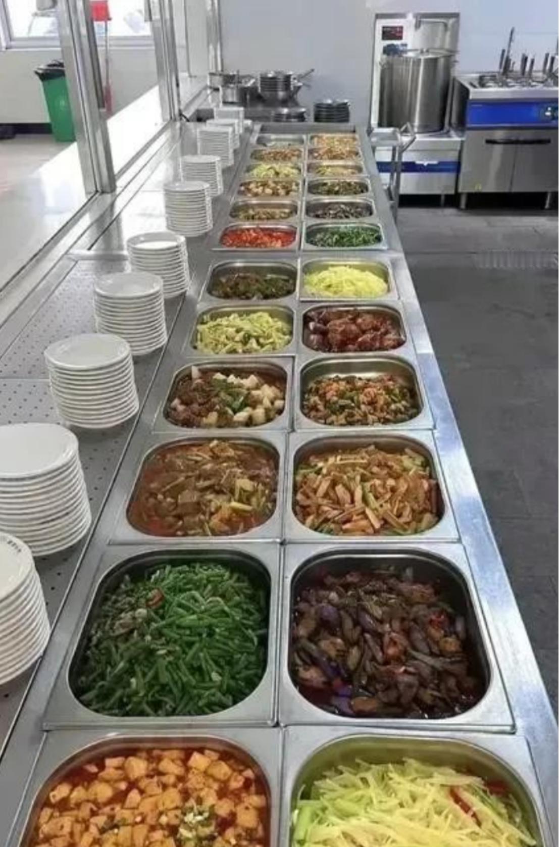你们可能不知道，现在一些工厂把员工的午餐和休息时间压缩到半个小时！管理人员坐在办