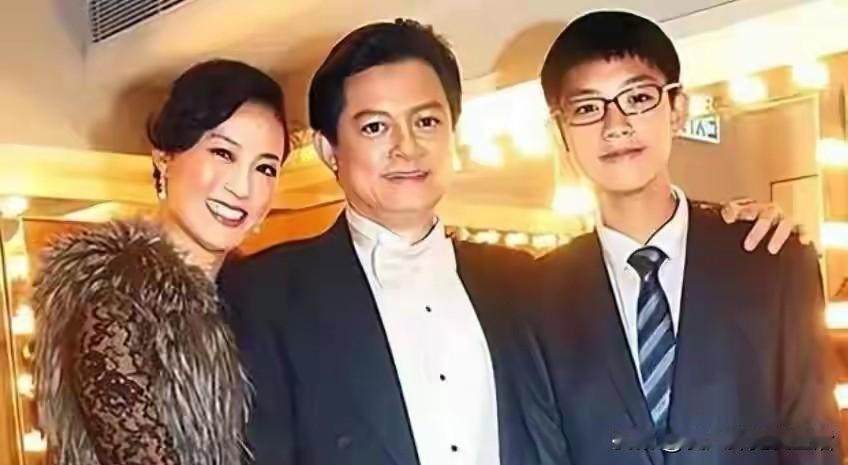 经常看见有人说离婚再婚就是忘恩负义。其实也未必，万一是妻子提出的离婚呢？你看人