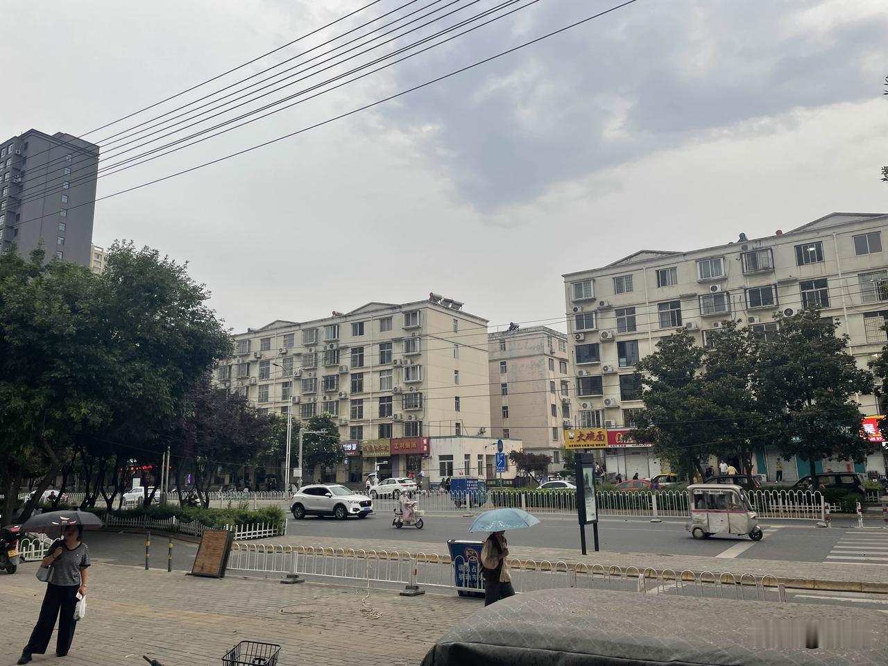 【七绝•闲吟】曾经策马越昆仑，气壮山河照胆魂。岁月风花依旧在，车轮不见马车轮