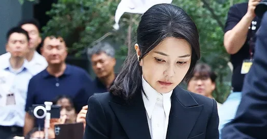 韩国宪政史上首次传唤前总统夫人，特检组备好100页问询单，于6日对金建希展开首次