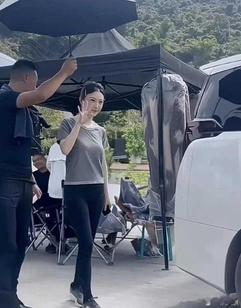 片场的景甜，穿搭简单随性，状态松弛自在。就算是人间富贵花，也躲不开岁月带来的真实