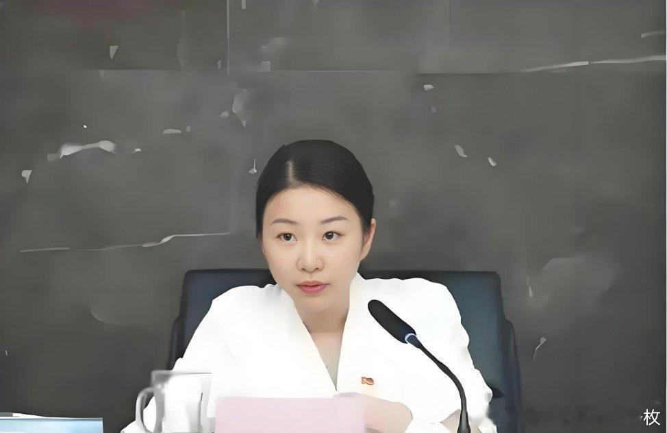 35岁国企女掌门受贿4900万央视首次披露，鞠某被判处有期徒刑八年。26岁副科