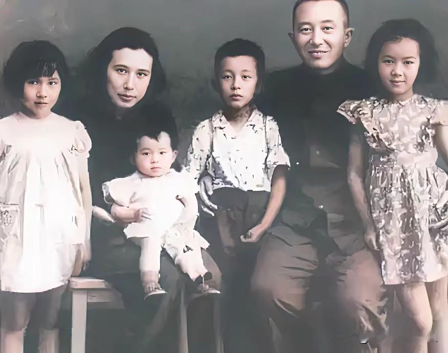这是罗瑞卿大将与夫人郝治平及子女的珍贵家庭合影。画面中，郝治平端庄温婉，怀抱幼