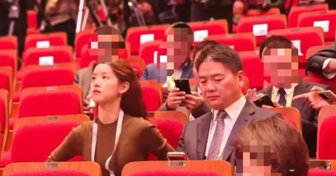 刘强东奶茶每次到双十一就合体，奶茶真是工具人属性拉满。她以前还星星眼望夫眼，现在