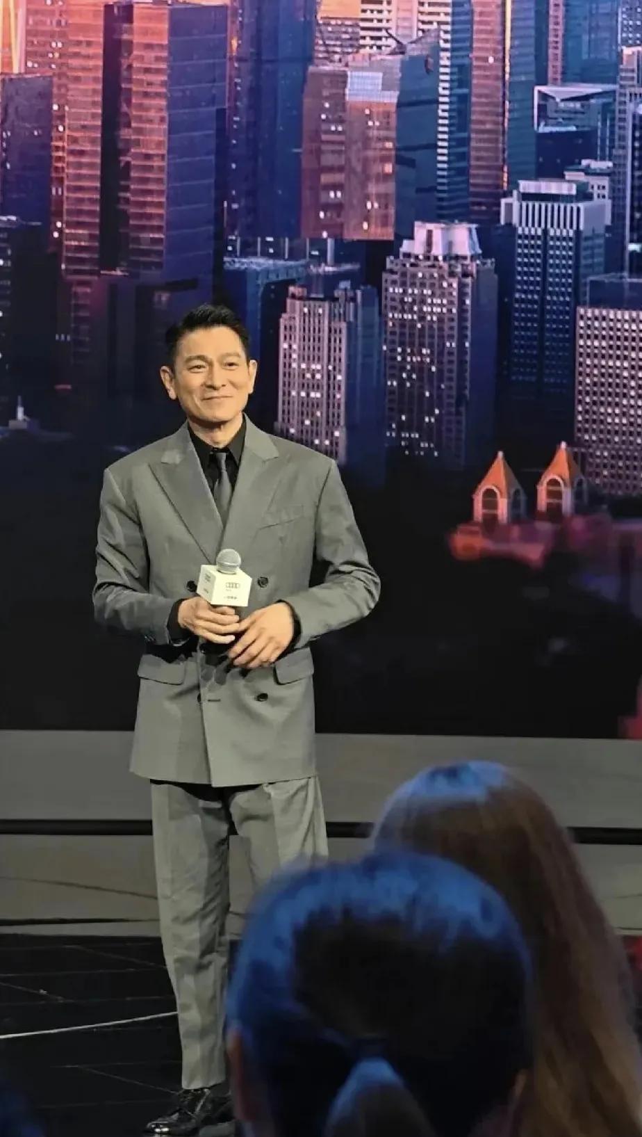 以为这个六旬老汉已经走下坡路了，没想到穿西装还是这么有型，这是还要再红20年