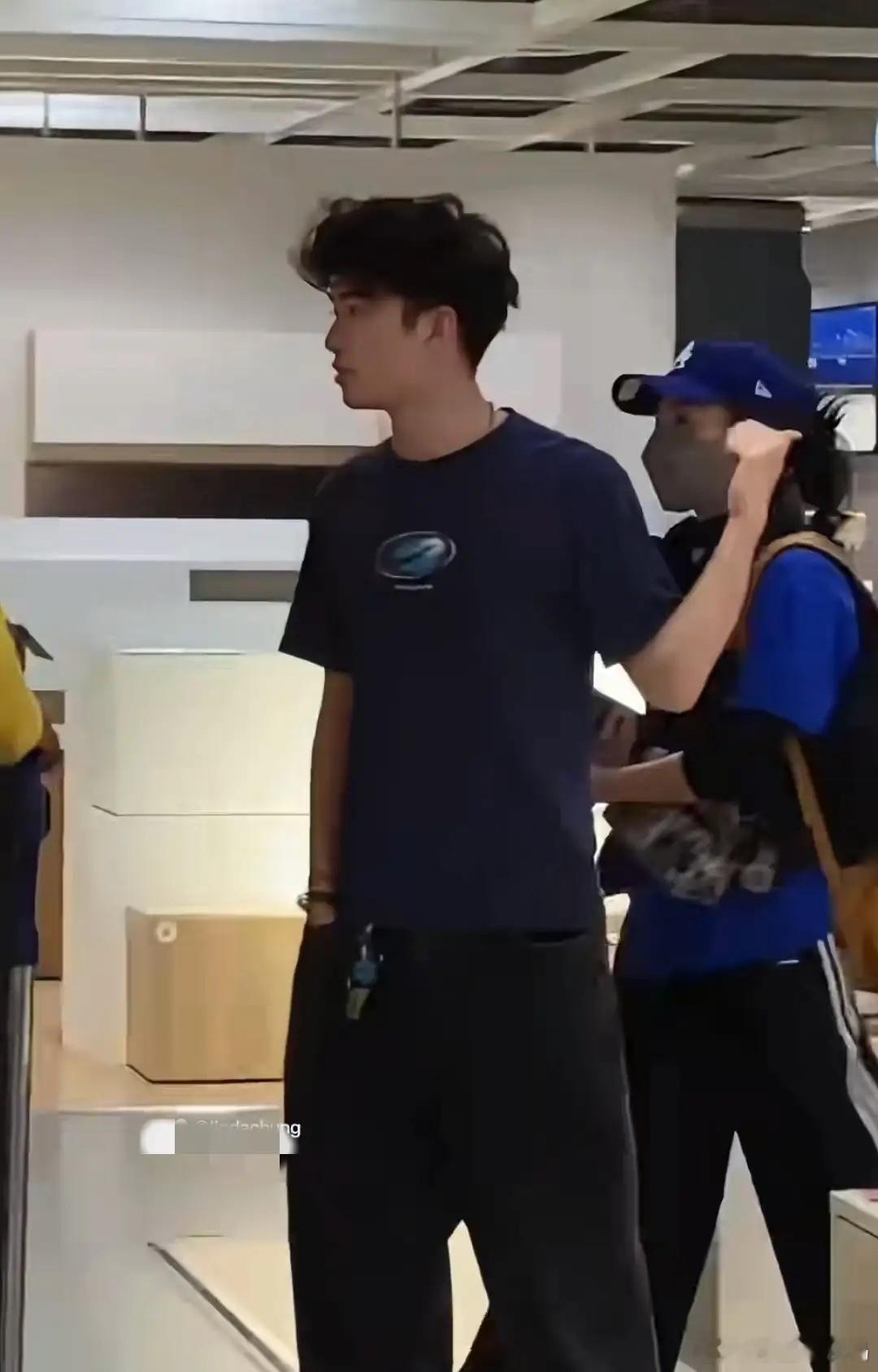 张柏芝带大儿子逛宜家，Lucas插兜气质超像谢霆锋母子俩像同龄人！