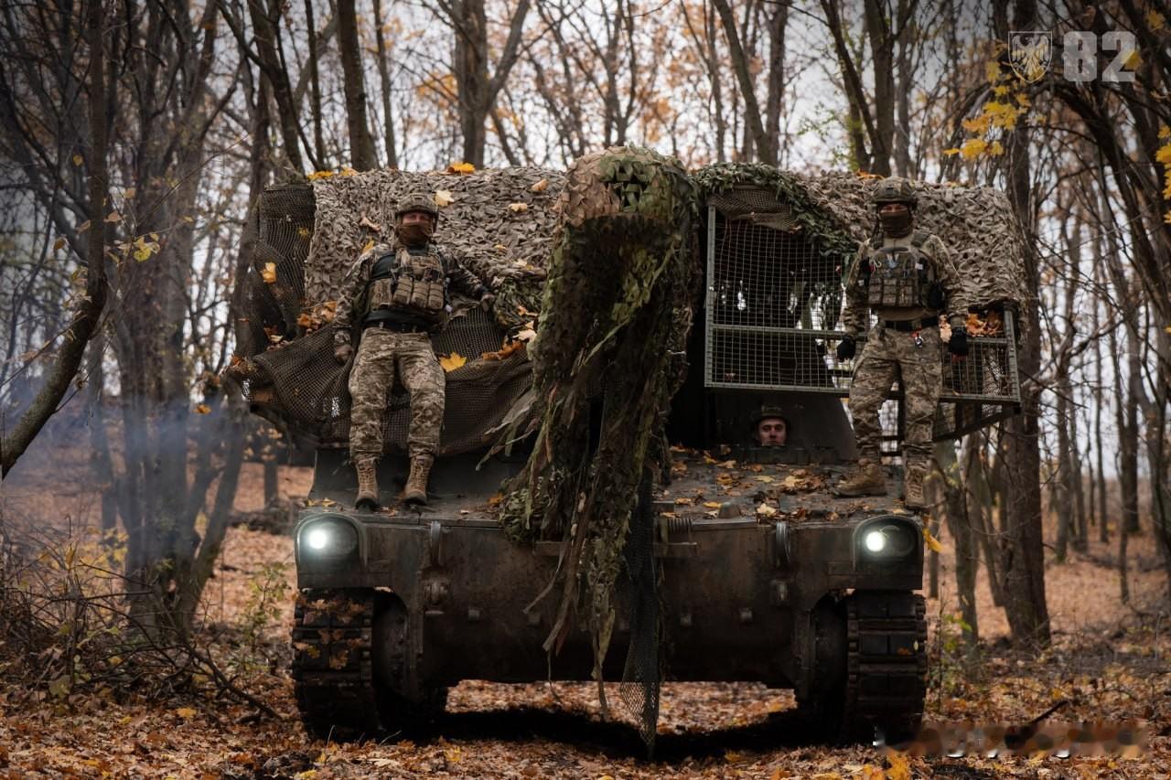 🇺🇦乌克兰武装部队的一门155毫米M109自行火炮，炮塔上装有大型反无人机格