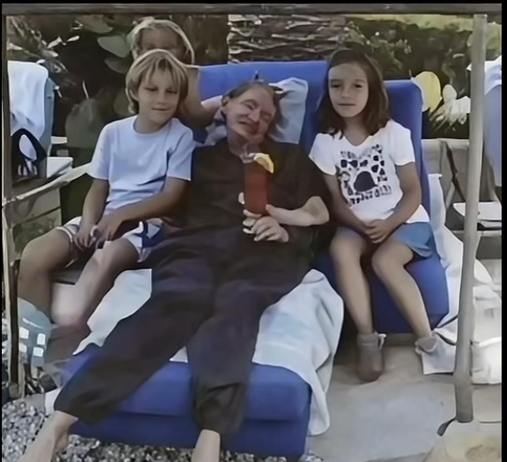 霍金出现在萝莉岛上疑点重重，小编我有个大胆的猜测，如果霍金本不想去，那他又出现在