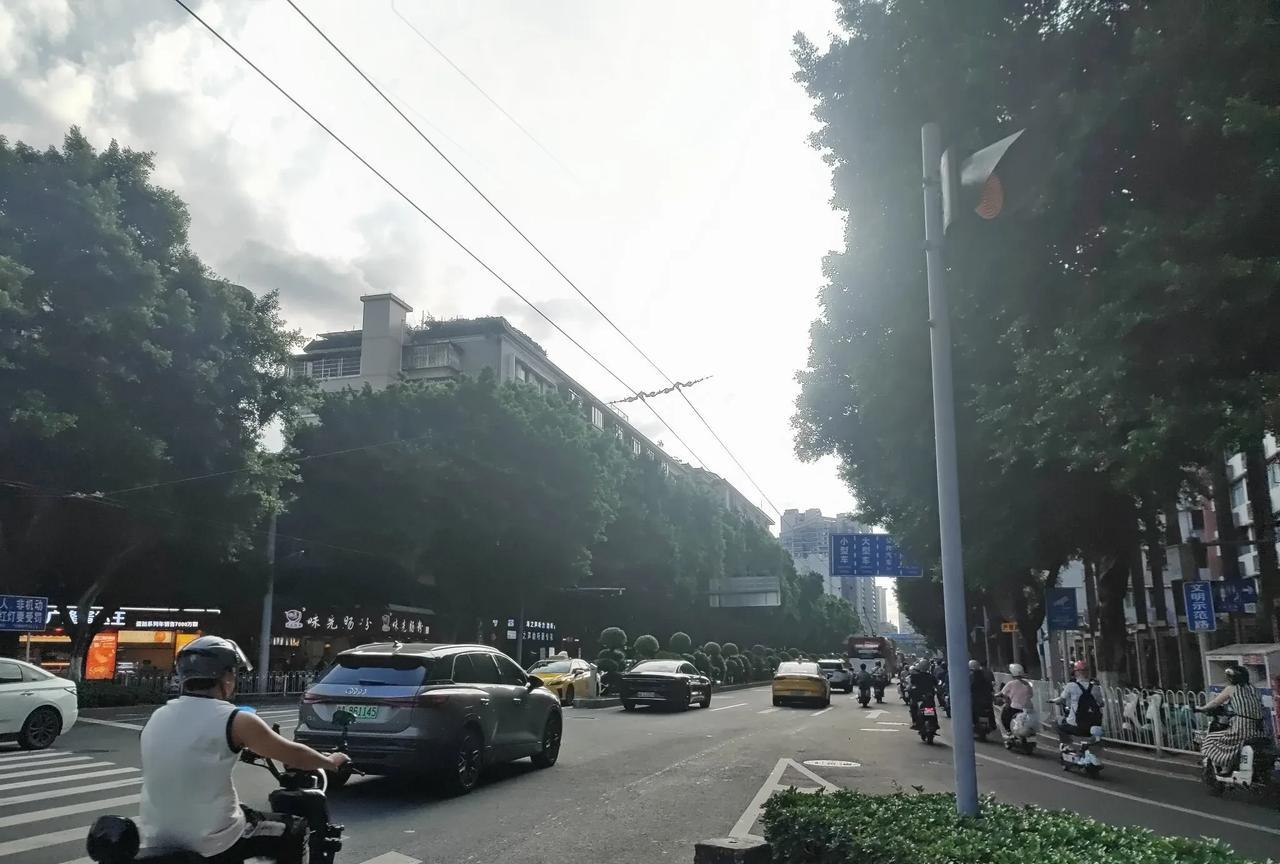 2009年从广州第一次到成都，到了成都站是早上八点多，一出站感觉雾蒙蒙的，后来才