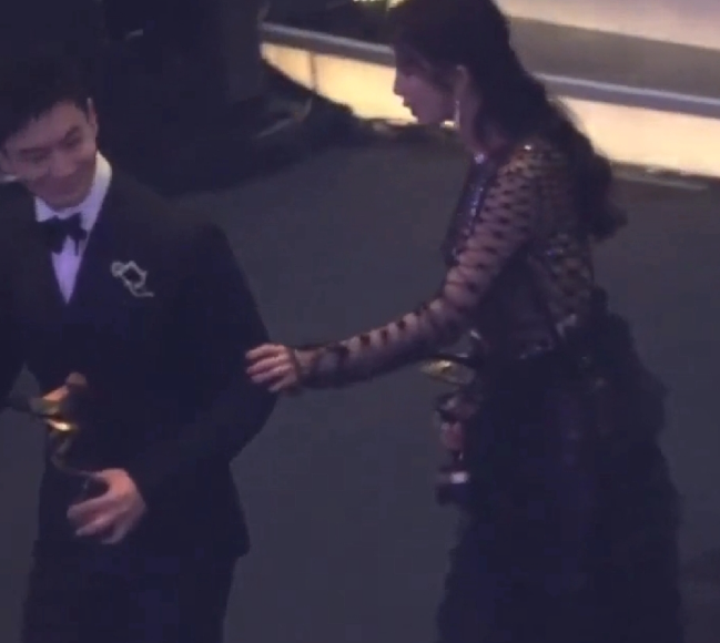 杨幂对着黄晓明连翻两个白眼领奖下台时，杨幂突然抓住黄晓明的手臂，二话不说先给了