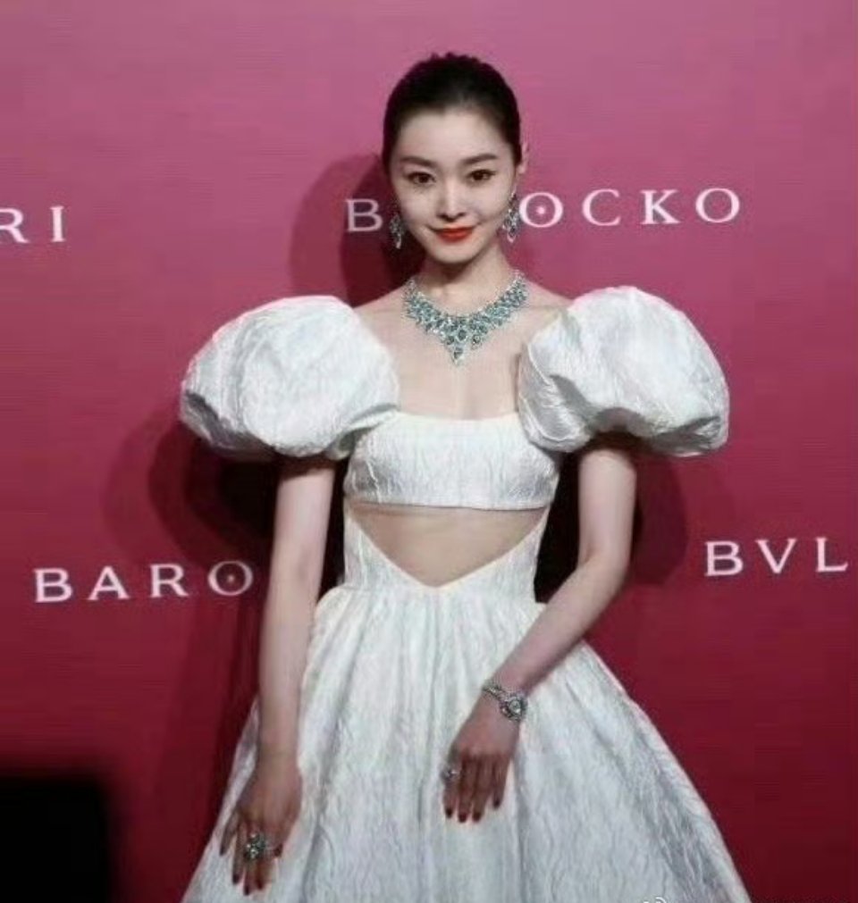 人太好看把珠光宝气都掩盖了是什么体验，看看刘亦菲和宋轶就知道了