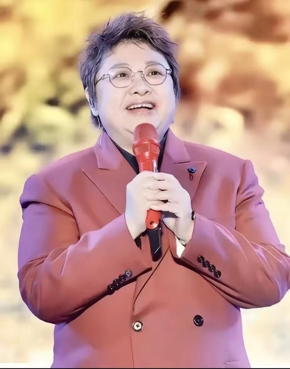 我估计整个内娱最感谢这场台风的，就是韩红了，不是因为要捐善款了，而是因为韩红