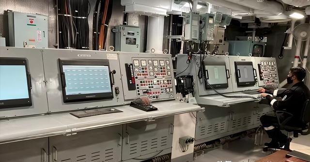 最近流出的印度“维克拉马蒂亚”号航母内部画面，从设备布置，管路走向，电缆敷设施工