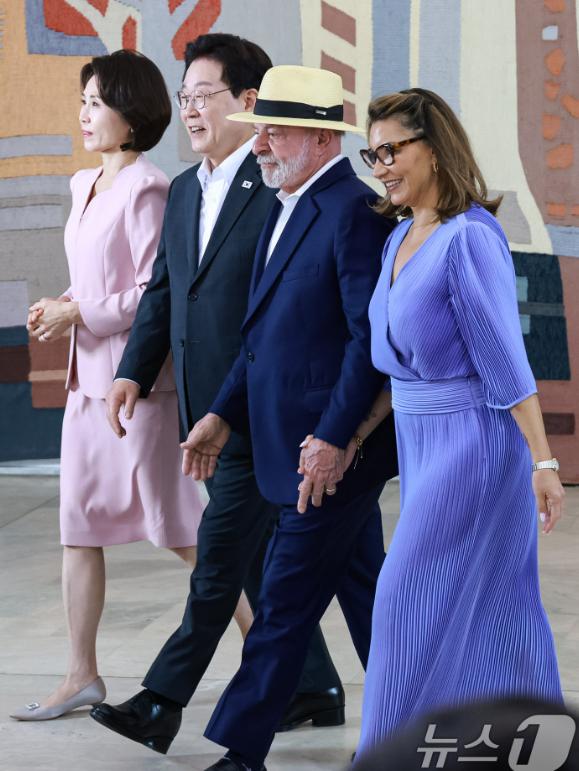 卢拉夫人为了迎接李在明夫妇，一天换两身造型，白色蕾丝衣服淑女，蓝色裙装优雅美！从