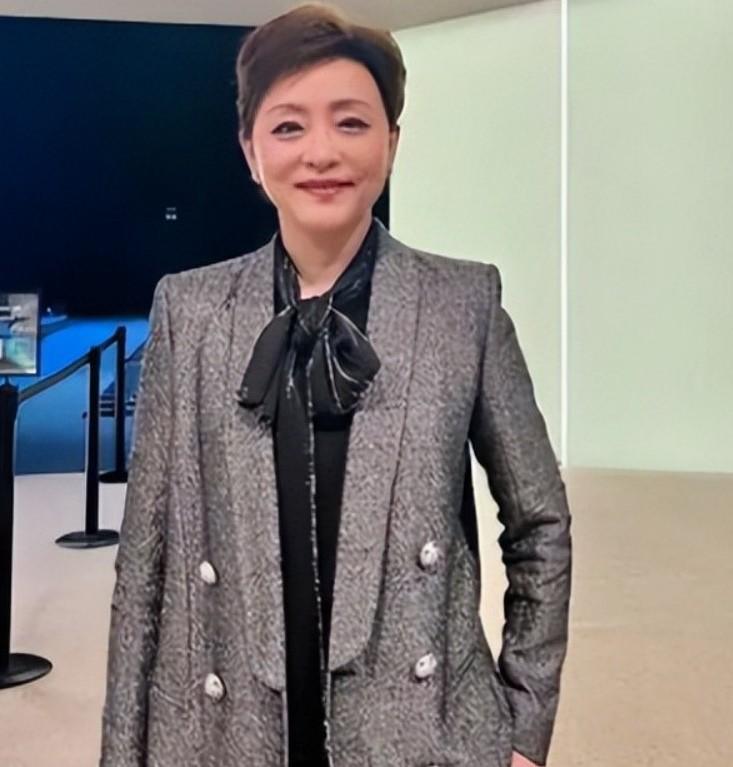 客观的说当年杨澜主持《正大综艺》，主持的多好啊，漂亮自然大方很有亲和力。 大