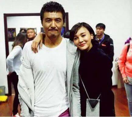 2006年的一天，朴树让妻子吴晓敏下楼买包烟。他左等右等，吴晓敏却一直没回来，朴