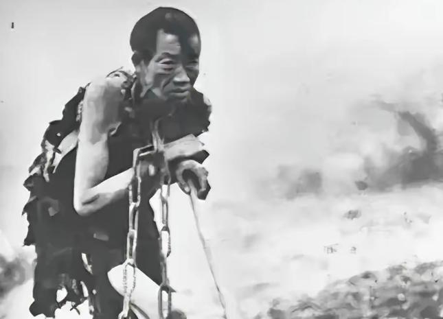 1950年，青海西宁解放路两旁的商铺，已挂上崭新的红旗，身着军装的解放军战士，正