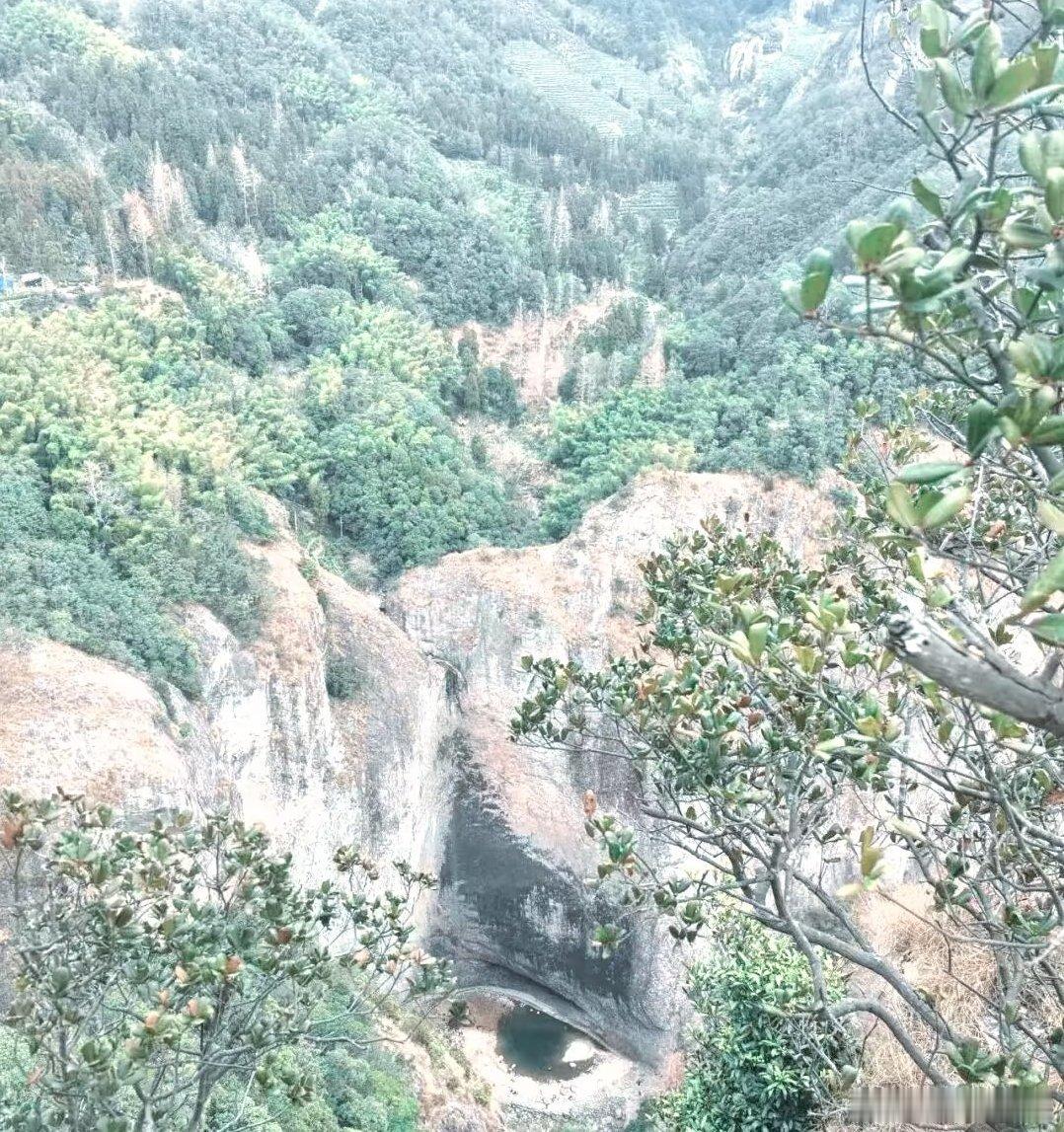 雁荡山惊现龙眼，雁荡山大龙湫，因为持续少雨，造成水位下降，裸露出来的潭底岩壁与残