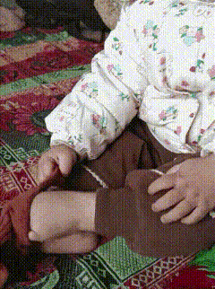 人类幼崽的智慧！这穿袜方式直接给我看懵了😂人类幼崽的小脑瓜到底有多清奇？