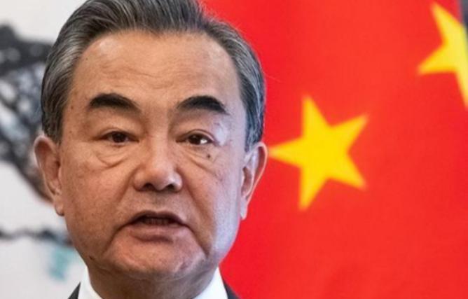 中方已做好准备应战，美国硬逼中国交1750亿罚款，王毅强势还击！这次美国彻底不藏