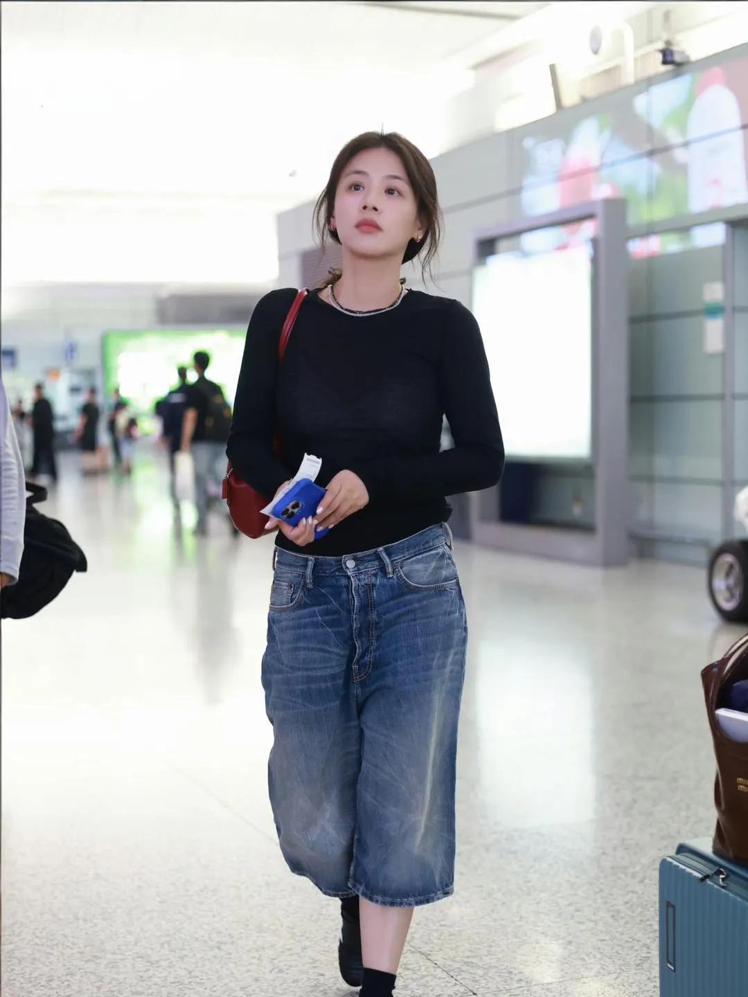 马思纯这一身也太高级了马思纯机场私服真的绝！黑色修身打底搭配做旧牛仔七分裤