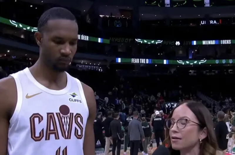 NBA常规赛骑士以123-116战胜雄鹿赛后骑士球员埃文-莫布利接受了记者采