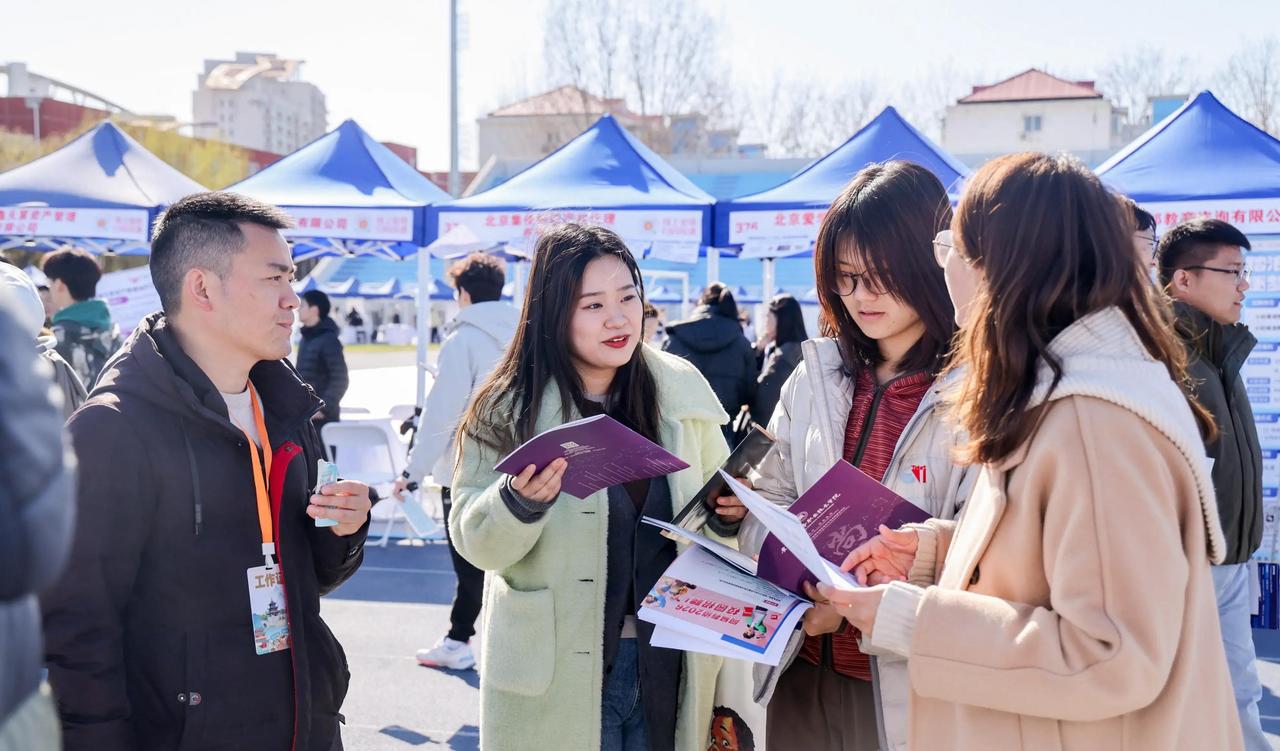 3月18日，北京航空航天大学春季双选会现场，518家企业甩出超3.4万个岗位，却