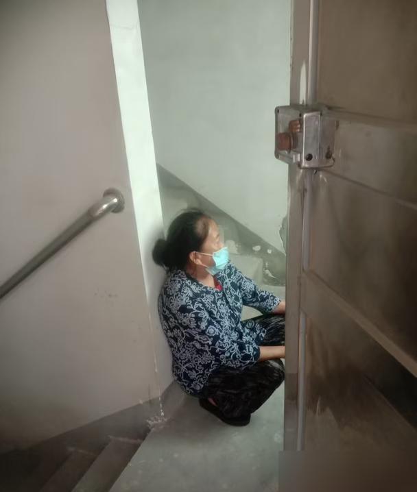 我妈住养老院1个月7200，我哥嫌贵把人接了回来，接回来第2天就送我这儿了。我妈