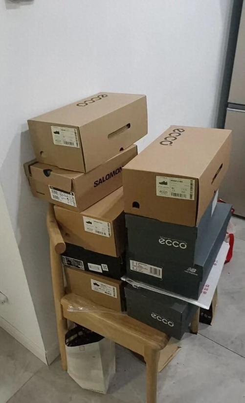 上海宝山警方抓了12个年轻人，平均二十多岁，有做快递的，也有干网店客服的。他们不