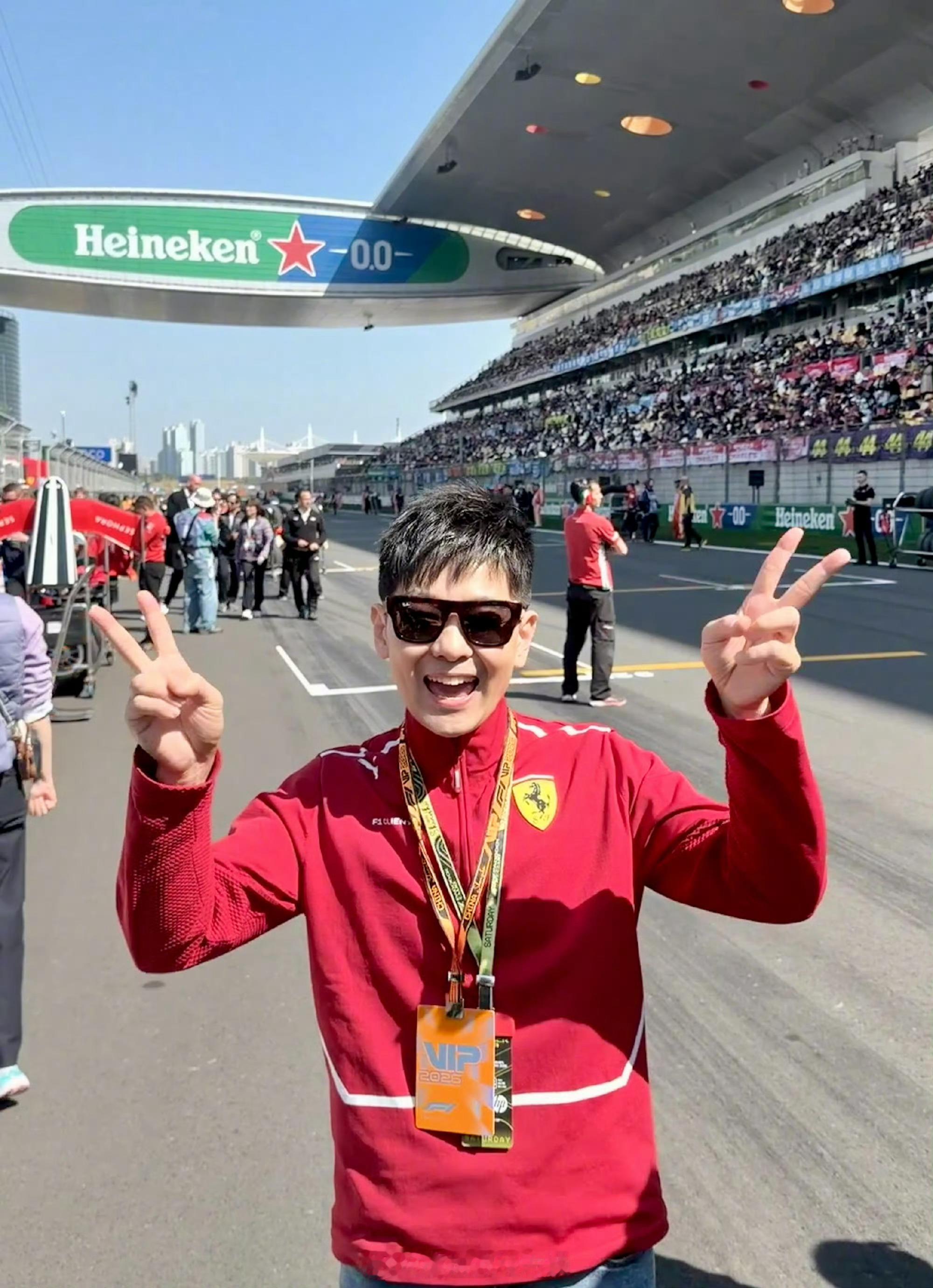 林志颖李昀锐f1合照看到林志颖出现在F1赛场真的太感动了，依旧帅气从容，这才是真