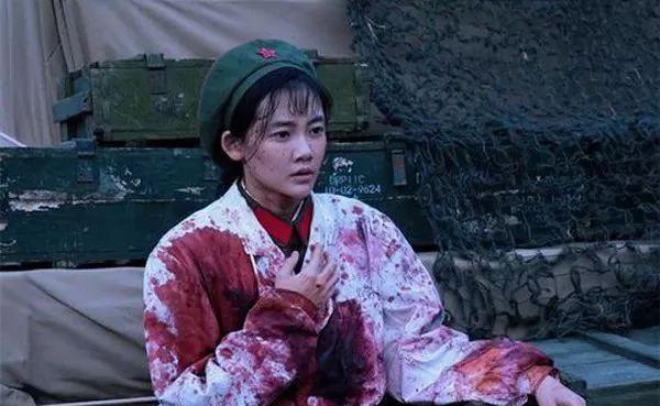 [点赞]1979年，23岁的女军医被敌人击中颈部动脉，鲜血止不住的往外流，让人