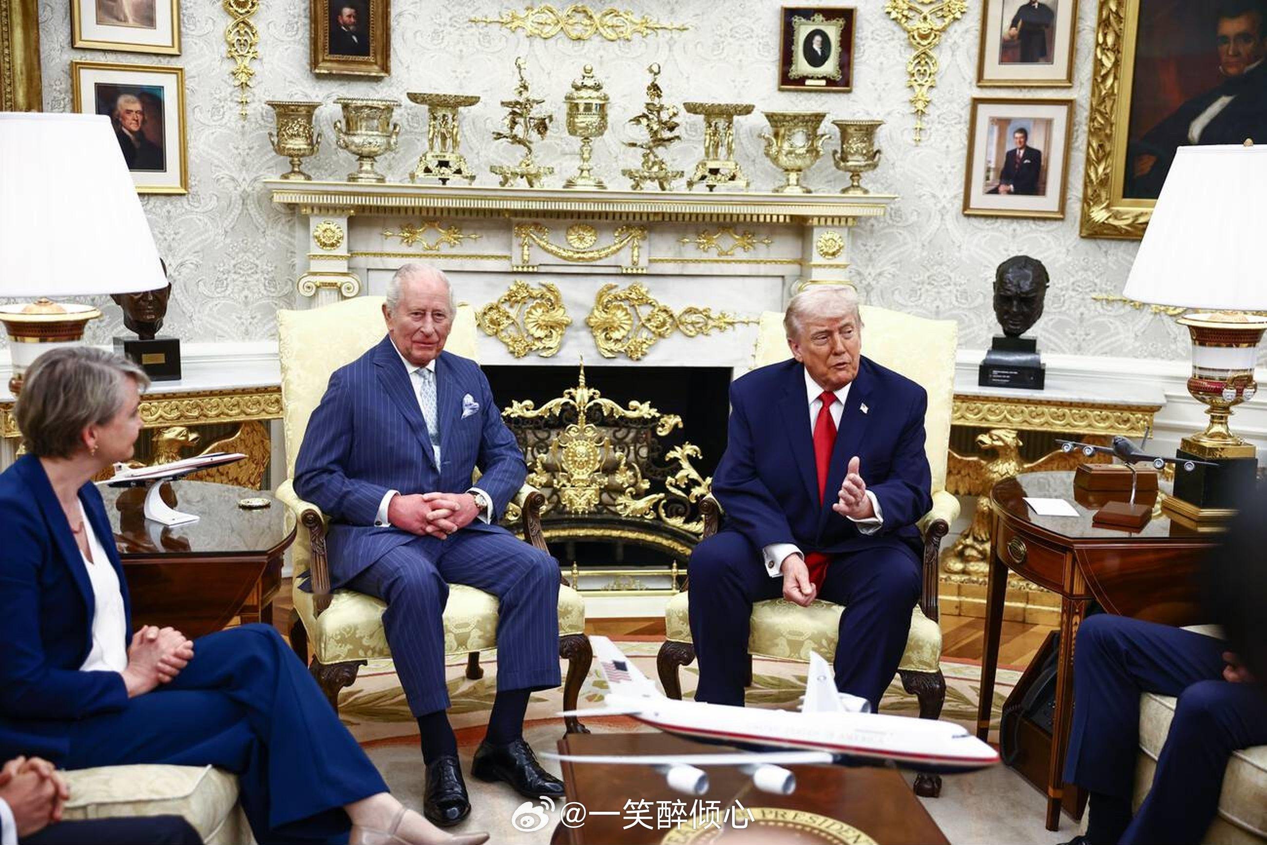 英国王室2026年4月28日，查尔斯三世在白宫举行双边会谈，和他坐在一边沙发