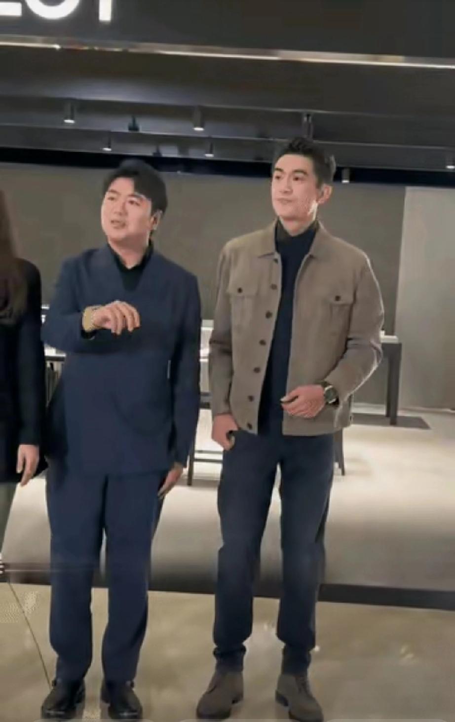 郎朗林更新同框名场面！身高差引尴尬小动作，网友笑翻郎朗与林更新同框