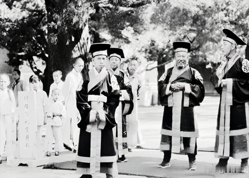 1928年，蒋介石北伐途经曲阜，专程参拜孔庙。时年九岁的衍圣公孔德成接待，蒋赞其