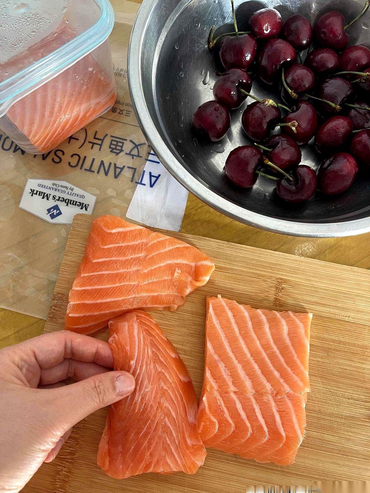 两大盘三文鱼，两大盘鲜切羊肉，必须在72小时内全部吃完。多放一天，口感就废了。