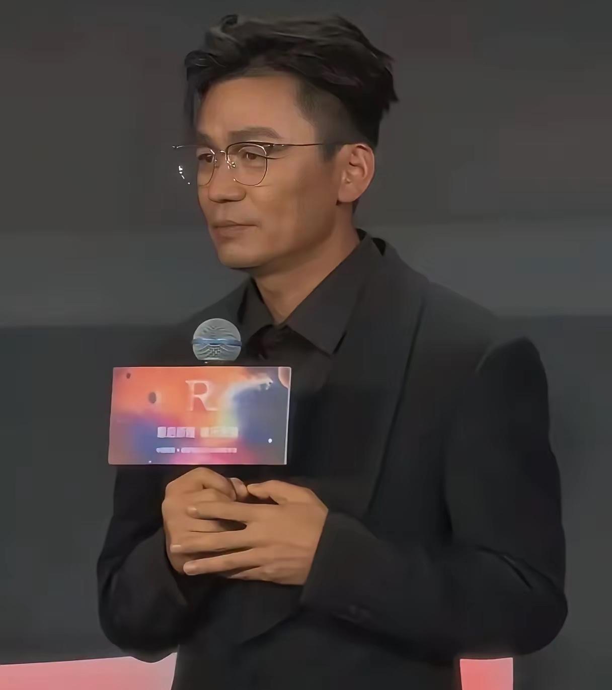 看到王宝强参加活动的照片有一种不伦不类的感觉可能是以前对他的傻根、许三多、封