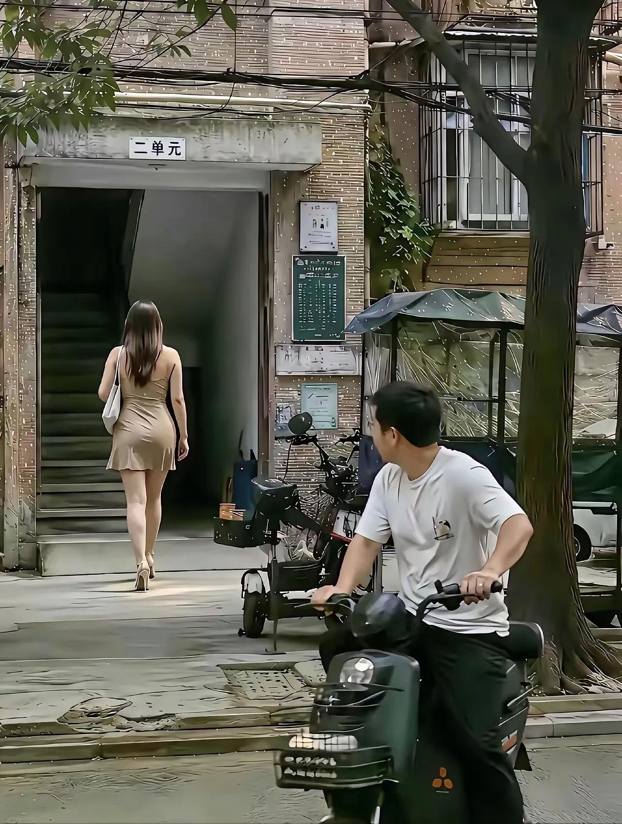 碰到气质漂亮的美女，都会多看两眼！[呲牙笑]